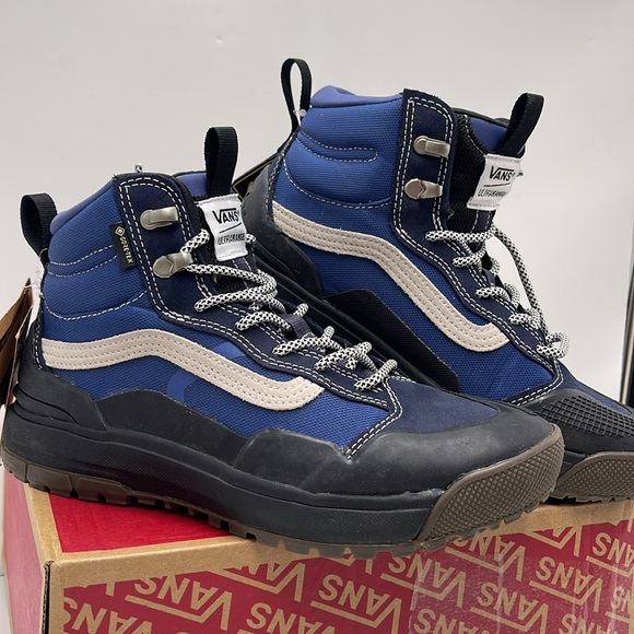 Vans WMNS Ultrarange Exo Hi
Navy/Black
VN0005VANGV
Sneakers - Picture 5 of 16